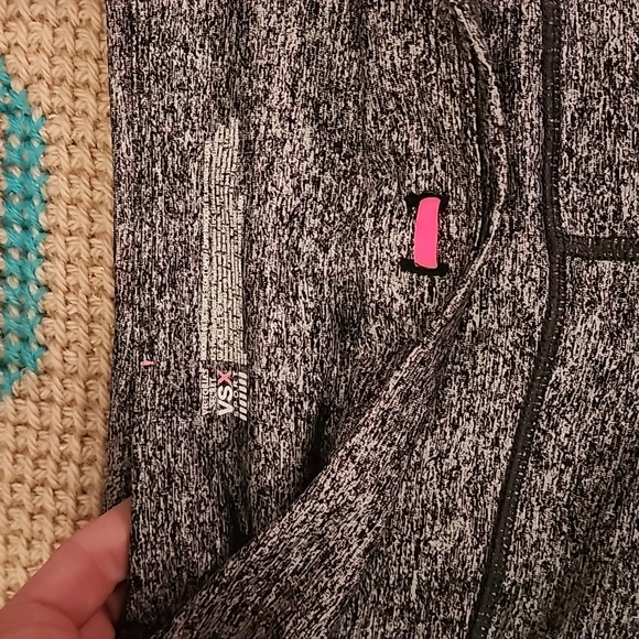 🔴 🔚🔜Victoria Secret Sport Knockout Capri Leggings. - Picture 4 of 10